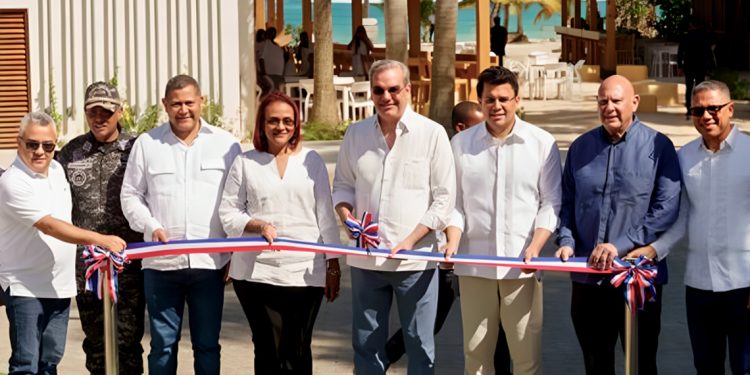Imagen del presidente Luis Abinader en la inauguración de varias obras en la ciudad de Samaná.