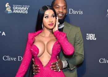 Foto de Cardi B y Offset en la alfombra roja en el marco de la entrega de los premios GRAMMY.