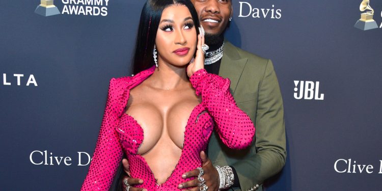 Foto de Cardi B y Offset en la alfombra roja en el marco de la entrega de los premios GRAMMY.
