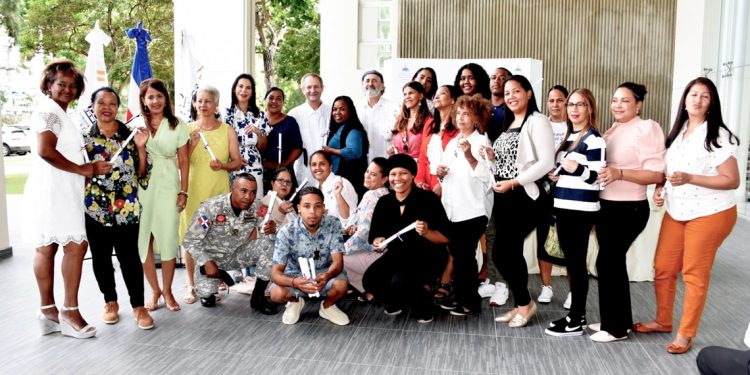 Foto de los graduados de artesanía por el Ministerio de Cultura(Foto: fuente externa.)