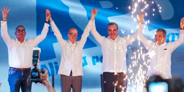 Imagen de Luis Abinader y dirigentes políticos de la Alianza APD-MAS