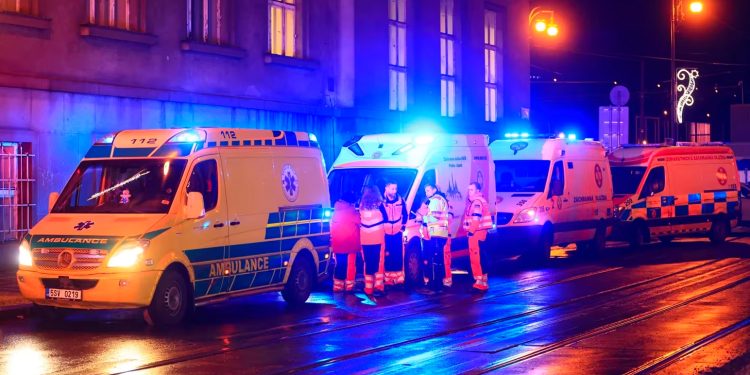 Imagen de ambulancias asistiendo a las victimas en el marco del tiroteo de la ciudad de Praga. (EFE) Las autoridades descartaron que estuviera actuando con un cómplice o que se tratara de un acto de terrorismo aunque sí definieron que fue algo premeditado, incluso similar a un atentado anterior en Rusia (EFE)