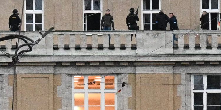 Imagen de fuerzas especiales en el marco de las labores del tiroteo en el centro de la ciudad de Praga. (AFP)