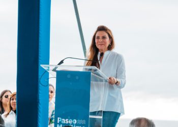Imagen de la alcaldesa Carolina Mejía hablándole a los presentes en la inauguración nueva fase del emblemático Paseo Marítimo en la ciudad del Distrito Nacional.