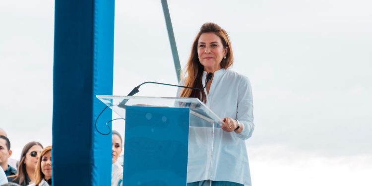 Imagen de la alcaldesa Carolina Mejía hablándole a los presentes en la inauguración nueva fase del emblemático Paseo Marítimo en la ciudad del Distrito Nacional.