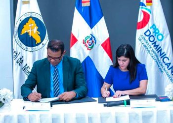 Imagen de la directora de ProDominicana Biviana Riveiro Disla y el director de la Dirección General de Minería Rolando Muñoz.