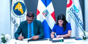 Imagen de la directora de ProDominicana Biviana Riveiro Disla y el director de la Dirección General de Minería Rolando Muñoz.