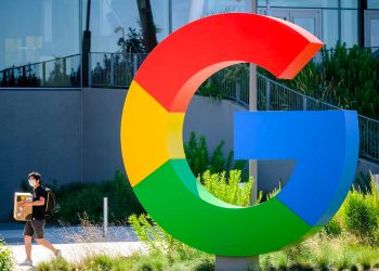 Imagen del logo de Google en sus Oficinas en Mountain View, California.