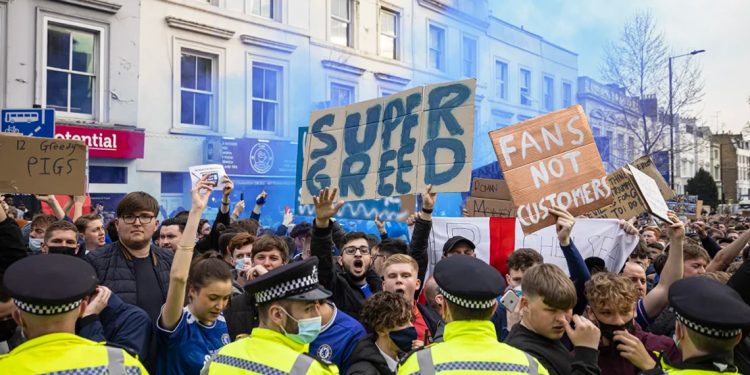 Imagen de manifestación de ciudadanos europeos del equipo del Chelsea protestan contra la Superliga europea. (Foto de Rob Pinney/Getty Images).