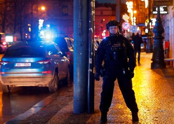 Imagen de militar en las calles de Praga, en el marco del tiroteo en el centro de la ciudad. (REUTERS)