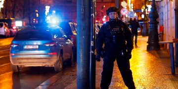 Imagen de militar en las calles de Praga, en el marco del tiroteo en el centro de la ciudad. (REUTERS)