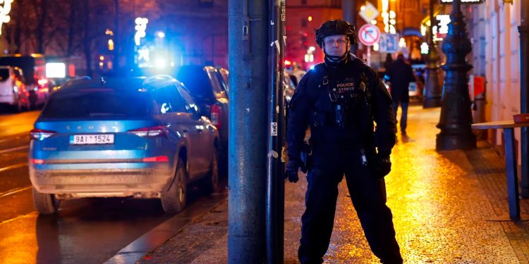 Imagen de militar en las calles de Praga, en el marco del tiroteo en el centro de la ciudad. (REUTERS)