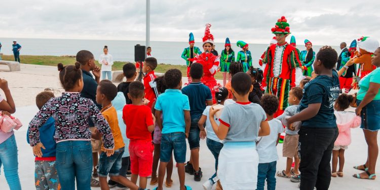 Imagen de niños jugando en la inauguración del parque Paseo Marítimo en el Malecón del Distrito Nacional.