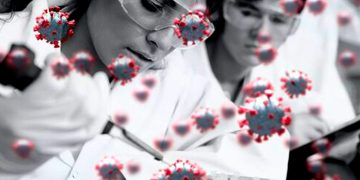 Imagen de tres médicos examinando un virus gripal