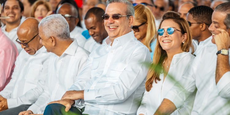 Imagen del presidente Luis Abinader y la alcaldesa del Distrito Nacional Carolina Mejía.