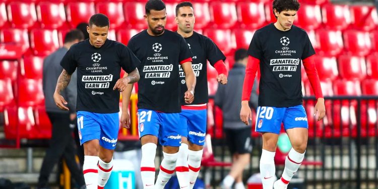 Los jugadores del equipo del Granada CF vistiendo camisetas de color negro en protesta por la Superliga europea. (Foto de Fran Santiago/Getty Images).