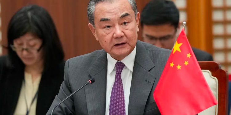 Imagen del canciller chino Wang Yi durante su participación en un evento celebrado en Busan, Corea del Sur, el 26 de noviembre de 2023. (Foto AP/Ahn Young-joon. Pool)