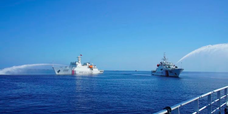 Imagen de Embarcaciones de la Guardia Costera de China utilizan cañones de agua en un enfrentamiento con una nave gubernamental filipina en ruta hacia el atolón de Scarborough en el Mar de China Meridional, el 9 de diciembre de 2023. (Camille Elemia/The New York Times).