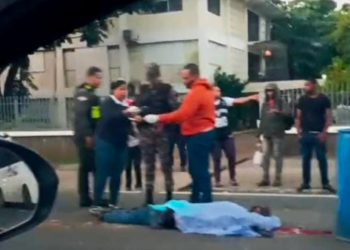 Imagen del accidente vehicular registrado en la Avenida Máximo Gómez de la ciudad del Distrito Nacional.