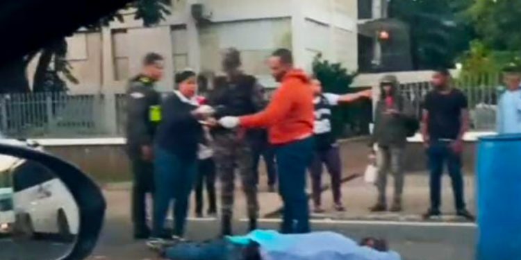 Imagen del accidente vehicular registrado en la Avenida Máximo Gómez de la ciudad del Distrito Nacional.