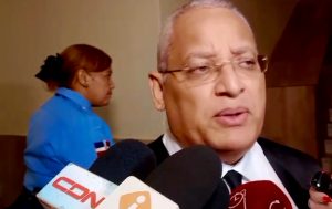 Imagen del abogado de Golzalo Castillo siendo entrevistado por periodista al momento de salir del Palacio de Justicia.