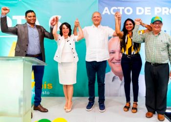 Imagen de AlPaís proclama a Ulises Rodríguez y Mariana Moreno como candidatos a la Alcaldía en Santiago