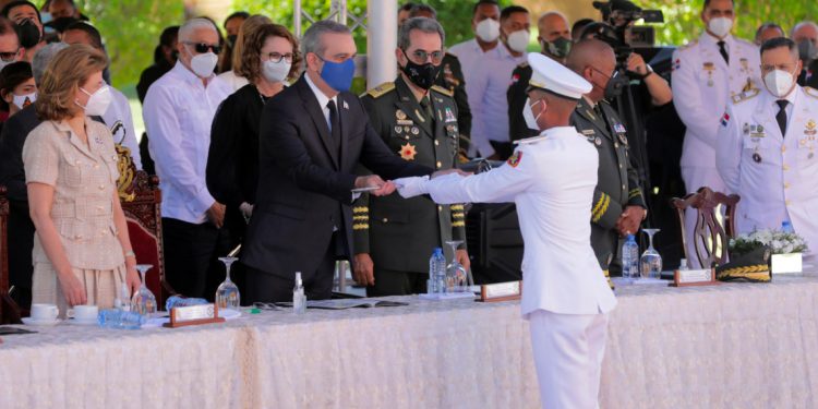 Imagen del presidente Luis Abinader en la graduación de cadetes de la Fuerza Aérea de República Dominicana (FARD).