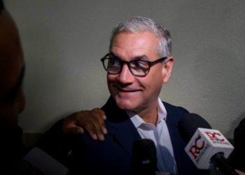 Imagen de Golzalo Castillo siendo entrevistado por periodista al momento de salir del Palacio de Justicia.
