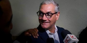 Imagen de Golzalo Castillo siendo entrevistado por periodista al momento de salir del Palacio de Justicia.