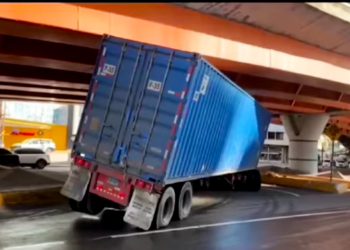 Imagen de Camión queda atrapado bajo el elevado de la 30 de Mayo