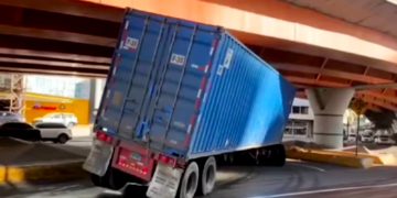 Imagen de Camión queda atrapado bajo el elevado de la 30 de Mayo