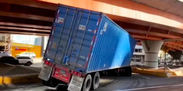 Imagen de Camión queda atrapado bajo el elevado de la 30 de Mayo
