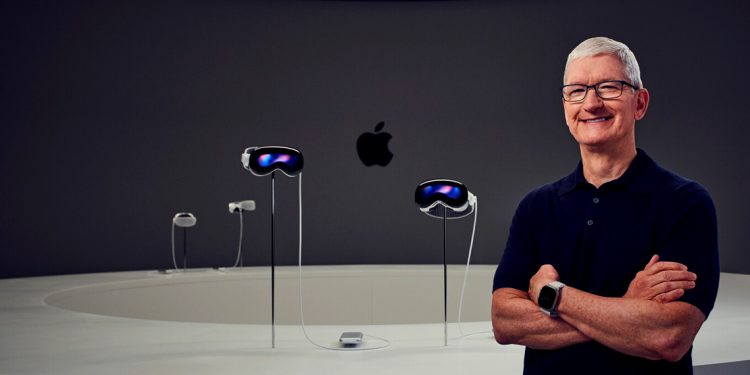 Imagen de Timothy Donald Cook mientras presenta las Gafas de Realidad Mixta Apple Vision Pro, que lanzará Apple en febrero del año 2024.