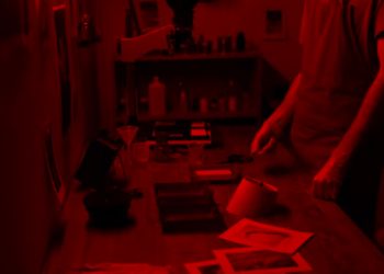 Imagen de un estudio de revelado fotográfico.