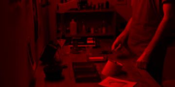 Imagen de un estudio de revelado fotográfico.