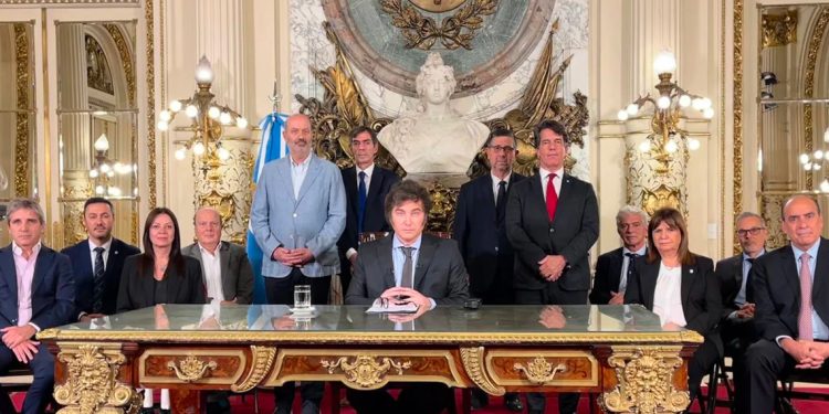 Imagen de Javier Milei y su gabinete.