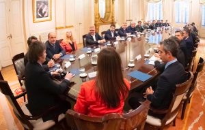 Imagen de Javier Milei y su gabinete anunciando medidas.