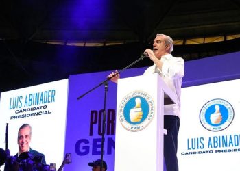 Candidato presidencial del Partido Revolucionario Moderno PRM, Luis Abinader, mientras pronucniaba su discuros político en apoyo a los candidatos municpales de su partido, discurso que fue criticado por la Oposición. Noticias Diarias 24/7- todos los dias, a todas horas