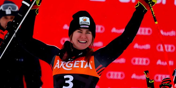 Foto de la canadiense Valerie Grenier en el slalom gigante de Kranjska Gor.