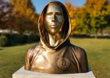Imagen de estatua que ilustra al misterioso fundador del BitCoin Satoshi Nakamoto-Noticias Diarias 24/7