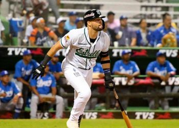 Imagen Webster Rivas del equipo de las Estrellas Orientales al momento de conectar un hit empujador que llevo a la victoria a su equipo, en el primer partido de la Serie Final de la pelota invernal dominicana.
