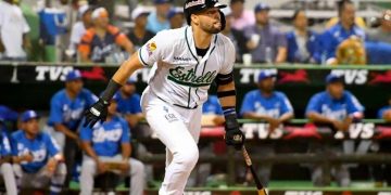 Imagen Webster Rivas del equipo de las Estrellas Orientales al momento de conectar un hit empujador que llevo a la victoria a su equipo, en el primer partido de la Serie Final de la pelota invernal dominicana.