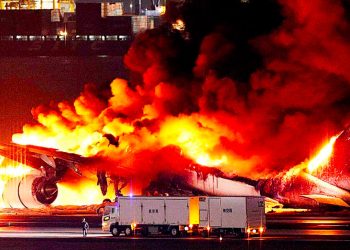 Imagen de avio incendiado de Japan Airlines.