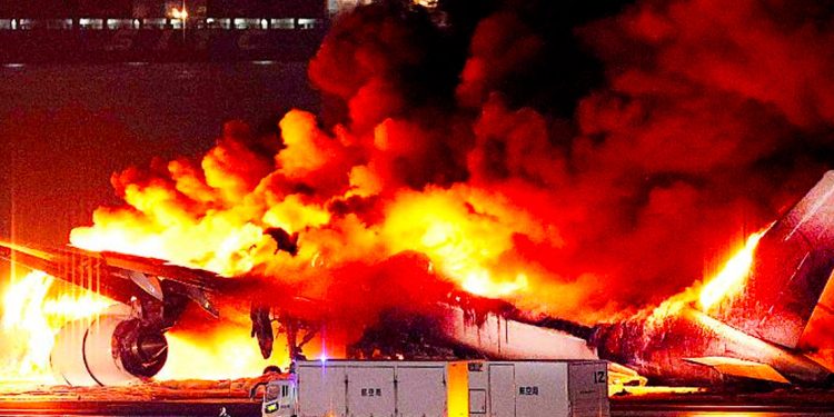 Imagen de avio incendiado de Japan Airlines.