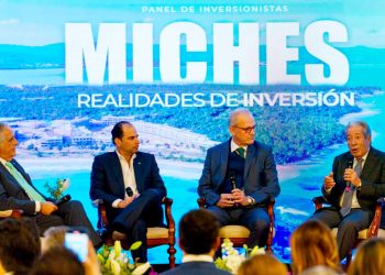Imagen de panel de inversionistas quienes hacen observaciones sobre las necesidades y proyecciones para el desarrollo de Miches en la República Dominicana surante el desarrollo de Fitur 2024 - Feria Internacional de Turismo. Nacional-Noticias Diarias 24/7.
