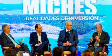 Imagen de panel de inversionistas quienes hacen observaciones sobre las necesidades y proyecciones para el desarrollo de Miches en la República Dominicana surante el desarrollo de Fitur 2024 - Feria Internacional de Turismo. Nacional-Noticias Diarias 24/7.