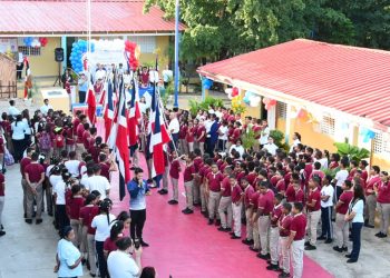 Imagen de estudiantes y profesores en un Centro Educativo Público en el reinicio del año escolar 203-2024
