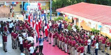 Imagen de estudiantes y profesores en un Centro Educativo Público en el reinicio del año escolar 203-2024