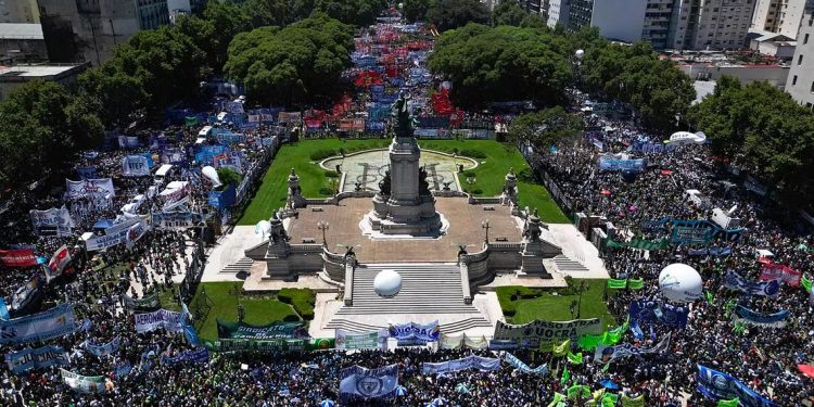 Imagen la jornada de protesta convocada por la Confederación General del Trabajo (CGT) en Argentina.