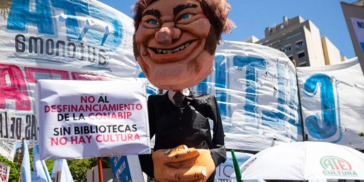 Otra de las imagen la jornada de protesta convocada por la Confederación General del Trabajo (CGT) en Argentina.